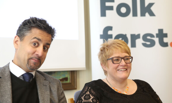 image: Venstre-lederen har holdt sin egen stortingsgruppe for narr